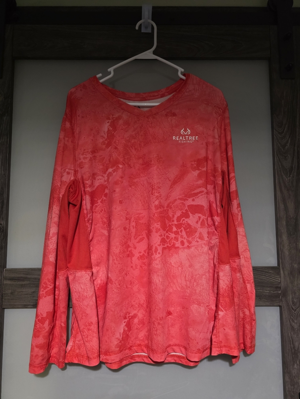 Realtree Fishing WAV3 Women's Long Sleeve Performance Tee - Coral/Red Camo